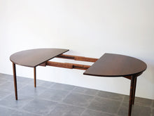 画像をギャラリービューアに読み込む, イブ・コフォード・ラーセンのダイニングテーブル 高級材木ローズウッド Ib Kofod-Larsen Oval Table of rosewood 北欧デザインのテーブルの延長した様子 延長板は付属しません