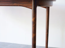 画像をギャラリービューアに読み込む, イブ・コフォード・ラーセンのダイニングテーブル 高級材木ローズウッド Ib Kofod-Larsen Oval Table of rosewood 北欧デザインのテーブルの足のローズウッドの木目