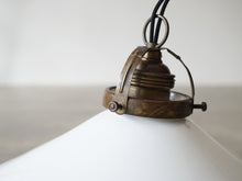 画像をギャラリービューアに読み込む, デンマークデザインのペンダントライト ガラスと真鍮のライト シーリングライト 北欧ビンテージ 吊り下げライト 真鍮の吊り具はかなり経年変化が見られる