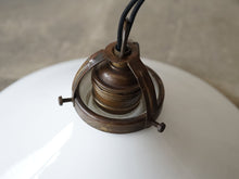 画像をギャラリービューアに読み込む, デンマークデザインのペンダントライト ガラスと真鍮のライト シーリングライト 北欧ビンテージ 吊り下げライト 真鍮の吊り具