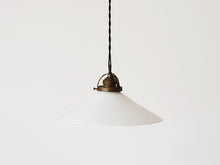 画像をギャラリービューアに読み込む, デンマークデザインのペンダントライト ガラスと真鍮のライト シーリングライト 北欧ビンテージ 吊り下げライト