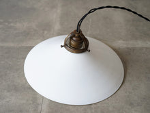 画像をギャラリービューアに読み込む, デンマークデザインのペンダントライト ガラスと真鍮のライト シーリングライト 北欧ビンテージ 吊り下げライト 点灯イメージ 真鍮はかなり経年変化が見られる