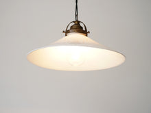 画像をギャラリービューアに読み込む, デンマークデザインのペンダントライト ガラスと真鍮のライト シーリングライト 北欧ビンテージ 吊り下げライト 点灯イメージ 下から