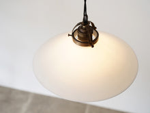 画像をギャラリービューアに読み込む, デンマークデザインのペンダントライト ガラスと真鍮のライト シーリングライト 北欧ビンテージ 吊り下げライト 点灯イメージ