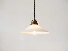 画像をギャラリービューアに読み込む, デンマークデザインのペンダントライト ガラスと真鍮のライト シーリングライト 北欧ビンテージ 吊り下げライト 点灯イメージ