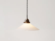 画像をギャラリービューアに読み込む, デンマークデザインのペンダントライト ガラスと真鍮のライト シーリングライト 北欧ビンテージ 吊り下げライト 点灯イメージ 正面