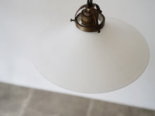 画像をギャラリービューアに読み込む, デンマークデザインのペンダントライト ガラスと真鍮のライト シーリングライト 北欧ビンテージ 吊り下げライト 点灯イメージ 白いガラスシェードの照明