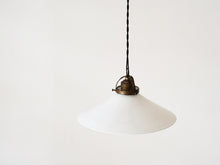 画像をギャラリービューアに読み込む, デンマークデザインのペンダントライト ガラスと真鍮のライト シーリングライト 北欧ビンテージ 吊り下げライト やや上から