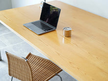 画像をギャラリービューアに読み込む, ポール・ケアホルム PK51テーブル デスク EKC製 Poul Kjærholm PK51 table desk ケアホルムのワークテーブルとチェアPK1とパソコンなどディスプレイした様子