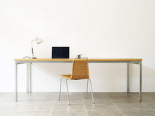画像をギャラリービューアに読み込む, ポール・ケアホルム PK51テーブル デスク EKC製 Poul Kjærholm PK51 table desk ケアホルムのワークテーブルとチェアPK1とパソコンなどディスプレイした様子