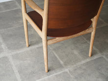 画像をギャラリービューアに読み込む, ハンスJウェグナー JH513 チーク オーク Hans J Wegner Chair Johannes Hansen ハンスウェグナーのアームチェアJH513の背面足元