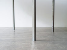 画像をギャラリービューアに読み込む, ポール・ケアホルムのテーブル 丸テーブル北欧 Poul Kjærholm PK39 Table テーブルの脚先がやや丸くなっている