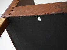 画像をギャラリービューアに読み込む, Børge Mogensen Model 2209 Sofa ボーエモーエンセン フレデリシア ソファ 3人掛け スリーシーター 革張りのソファ 北欧ヴィンテージ ソファの裏面に白い汚れ