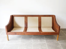 画像をギャラリービューアに読み込む, Børge Mogensen Model 2209 Sofa ボーエモーエンセン フレデリシア ソファ 3人掛け スリーシーター 革張りのソファ 北欧ヴィンテージ ソファのクッションを外した様子