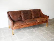 画像をギャラリービューアに読み込む, Børge Mogensen Model 2209 Sofa ボーエモーエンセン フレデリシア ソファ 3人掛け スリーシーター 革張りのソファ 北欧ヴィンテージ ソファの斜め上から