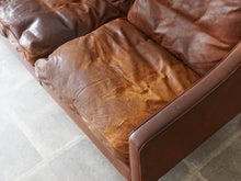 画像をギャラリービューアに読み込む, Børge Mogensen Model 2209 Sofa ボーエモーエンセン フレデリシア ソファ 3人掛け スリーシーター 革張りのソファ 北欧ヴィンテージ ソファの革張りのクッション 破れあり