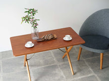 画像をギャラリービューアに読み込む, ハンスJウェグナーのX-ledテーブルAT308 Hans J. Wegner AT308 Table テーブルのチーク材の天板にコーヒー