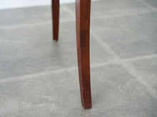 画像をギャラリービューアに読み込む, フリッツ・ヘニングセンのマホガニーとレザーと籐のダイニングチェア 北欧ビンテージ 椅子の脚