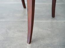 画像をギャラリービューアに読み込む, フリッツ・ヘニングセンのマホガニーとレザーと籐のダイニングチェア 北欧ビンテージ 椅子の脚先