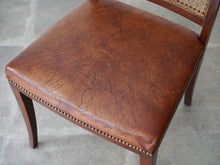 画像をギャラリービューアに読み込む, フリッツ・ヘニングセンのマホガニーとレザーと籐のダイニングチェア 北欧ビンテージ 椅子のナイジャーレザーのビンテージ感