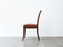 画像をギャラリービューアに読み込む, フリッツ・ヘニングセンのマホガニーとレザーと籐のダイニングチェア 北欧ビンテージ 椅子の側面