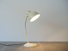 画像をギャラリービューアに読み込む, クリスチャンデルのスタンドライト モデル6551 白のランプ カイザーイデル 初期モデル Christian Dell Model 6551 Kaiser Idell 点灯イメージ