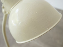 画像をギャラリービューアに読み込む, クリスチャンデルのスタンドライト モデル6551 白のランプ カイザーイデル 初期モデル Christian Dell Model 6551 Kaiser Idell 白塗装のシェードの表面