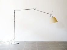 画像をギャラリービューアに読み込む, トロメオ メガ フロアランプ ミケーレ・デ・ルッキ&ジャンカルロ・ファッシーナ アルテミデ Michele De Lucchi Giancarlo Fassina Tolomeo Floor lamp イタリアデザイン 照明 フロアランプを伸ばした様子