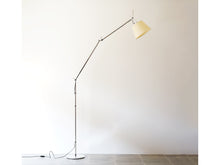 画像をギャラリービューアに読み込む, トロメオ メガ フロアランプ ミケーレ・デ・ルッキ&ジャンカルロ・ファッシーナ アルテミデ Michele De Lucchi Giancarlo Fassina Tolomeo Floor lamp イタリアデザイン 照明 フロアランプを高く伸ばした様子