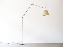 画像をギャラリービューアに読み込む, トロメオ メガ フロアランプ ミケーレ・デ・ルッキ&ジャンカルロ・ファッシーナ アルテミデ Michele De Lucchi Giancarlo Fassina Tolomeo Floor lamp イタリアデザイン 照明 フロアランプを高くした様子