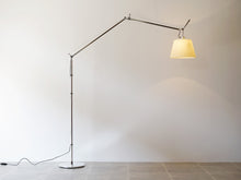 画像をギャラリービューアに読み込む, トロメオ メガ フロアランプ ミケーレ・デ・ルッキ&ジャンカルロ・ファッシーナ アルテミデ Michele De Lucchi Giancarlo Fassina Tolomeo Floor lamp イタリアデザイン 照明 フロアランプの点灯イメージ