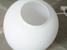 画像をギャラリービューアに読み込む, Vilhelm Lauritzen Radiohuspendel ルイスポールセン製ラウリッツェンのペンダントライトの下部の口に欠けあり