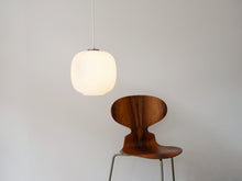 画像をギャラリービューアに読み込む, Vilhelm Lauritzen Radiohuspendel ルイスポールセン製ラウリッツェンのペンダントライトとアントチェア