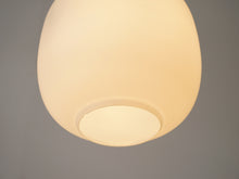 画像をギャラリービューアに読み込む, Vilhelm Lauritzen Radiohuspendel ルイスポールセン製ラウリッツェンのペンダントライトの点灯イメージ