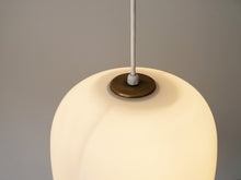 画像をギャラリービューアに読み込む, Vilhelm Lauritzen Radiohuspendel ルイスポールセン製ラウリッツェンのペンダントライトの点灯イメージと真鍮