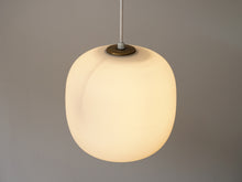 画像をギャラリービューアに読み込む, Vilhelm Lauritzen Radiohuspendel ルイスポールセン製ラウリッツェンのペンダントライトの点灯イメージ