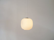 画像をギャラリービューアに読み込む, Vilhelm Lauritzen Radiohuspendel ルイスポールセン製ラウリッツェンのペンダントライトの点灯イメージ