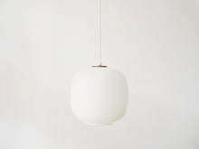 画像をギャラリービューアに読み込む, Vilhelm Lauritzen Radiohuspendel ルイスポールセン製ラウリッツェンのペンダントライト ヴィンテージライト 白ガラス(艶消し)