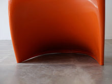 画像をギャラリービューアに読み込む, パントンチェア ハーマンミラー製ビンテージ オレンジ Verner Panton Panton Chair ヴェルナー・パントンの名作チェア オレンジカラー 椅子の足元