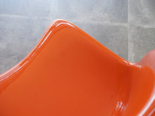 画像をギャラリービューアに読み込む, パントンチェア ハーマンミラー製ビンテージ オレンジ Verner Panton Panton Chair ヴェルナー・パントンの名作チェア オレンジカラー 椅子の座面 ビビットなオレンジ