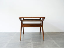画像をギャラリービューアに読み込む, ヨハネス・アンダーセン スマイルテーブル ローテーブル北欧デザイン Johannes Andersen Model 206A テーブルの側面 棚板の空間も面白い