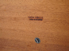 画像をギャラリービューアに読み込む, アルネヤコブセン カフェテーブル ラウンドテーブル オークの天板 丸テーブル2人用 北欧ダイニングテーブル フリッツハンセン製 Arne Jacobsen Table with oak top Fritz hansen ヤコブセンの丸テーブルの裏面 Frm Rojieの刻印