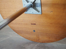 画像をギャラリービューアに読み込む, アルネヤコブセン カフェテーブル ラウンドテーブル オークの天板 丸テーブル2人用 北欧ダイニングテーブル フリッツハンセン製 Arne Jacobsen Table with oak top Fritz hansen ヤコブセンの丸テーブルの裏面 ネジ跡あり