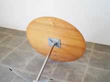 画像をギャラリービューアに読み込む, アルネヤコブセン カフェテーブル ラウンドテーブル オークの天板 丸テーブル2人用 北欧ダイニングテーブル フリッツハンセン製 Arne Jacobsen Table with oak top Fritz hansen ヤコブセンの丸テーブルの裏面