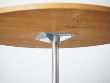 画像をギャラリービューアに読み込む, アルネヤコブセン カフェテーブル ラウンドテーブル オークの天板 丸テーブル2人用 北欧ダイニングテーブル フリッツハンセン製 Arne Jacobsen Table with oak top Fritz hansen ヤコブセンの丸テーブルの天面の裏側