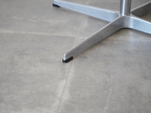 画像をギャラリービューアに読み込む, アルネヤコブセン カフェテーブル ラウンドテーブル オークの天板 丸テーブル2人用 北欧ダイニングテーブル フリッツハンセン製 Arne Jacobsen Table with oak top Fritz hansen ヤコブセンの丸テーブルの脚先