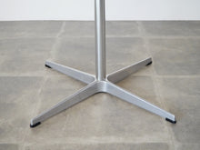 画像をギャラリービューアに読み込む, アルネヤコブセン カフェテーブル ラウンドテーブル オークの天板 丸テーブル2人用 北欧ダイニングテーブル フリッツハンセン製 Arne Jacobsen Table with oak top Fritz hansen ヤコブセンの丸テーブルの脚