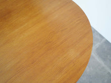 画像をギャラリービューアに読み込む, アルネヤコブセン カフェテーブル ラウンドテーブル オークの天板 丸テーブル2人用 北欧ダイニングテーブル フリッツハンセン製 Arne Jacobsen Table with oak top Fritz hansen ヤコブセンの丸テーブルのオーク材の天板