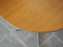 画像をギャラリービューアに読み込む, アルネヤコブセン カフェテーブル ラウンドテーブル オークの天板 丸テーブル2人用 北欧ダイニングテーブル フリッツハンセン製 Arne Jacobsen Table with oak top Fritz hansen ヤコブセンの丸テーブルのオークの天板