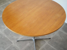 画像をギャラリービューアに読み込む, アルネヤコブセン カフェテーブル ラウンドテーブル オークの天板 丸テーブル2人用 北欧ダイニングテーブル フリッツハンセン製 Arne Jacobsen Table with oak top Fritz hansen ヤコブセンの丸テーブルの天板はオーク材